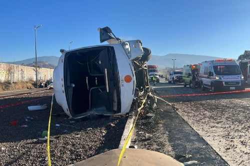 Video: Volcadura de autobús deja 26 peregrinos lesionados y tres fallecidos en la México-Puebla